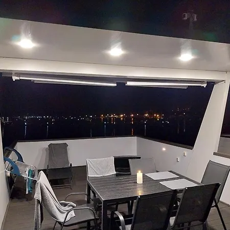 Floating House - Luxury Floating Sea Oasis Apartmán