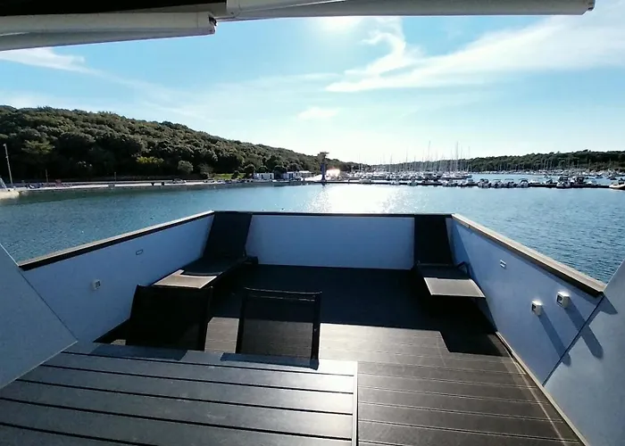 Floating House - Luxury Floating Sea Oasis *