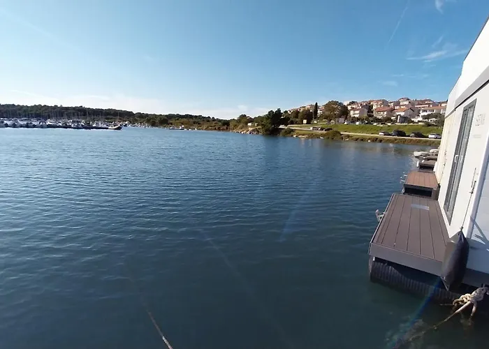 Floating House - Luxury Floating Sea Oasis 풀라