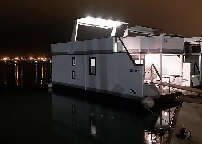 Floating House - Luxury Floating Sea Oasis 아파트 풀라