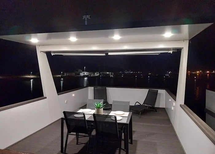 아파트 Floating House - Luxury Floating Sea Oasis 풀라