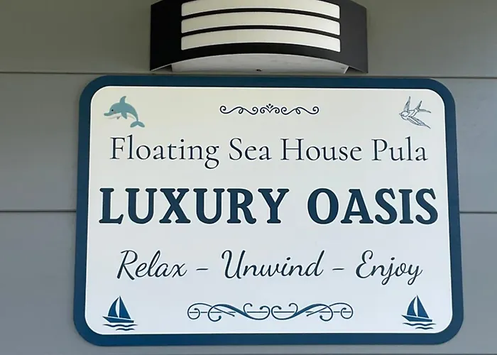 아파트 Floating House - Luxury Floating Sea Oasis 풀라