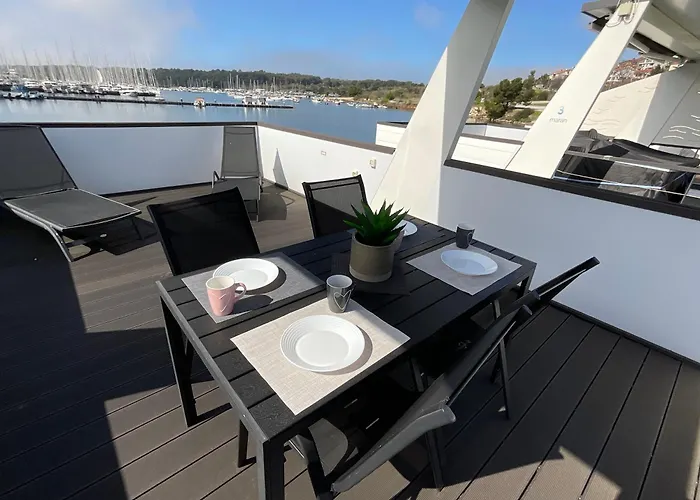 Floating House - Luxury Floating Sea Oasis 풀라