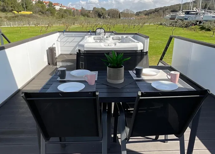 Floating House - Luxury Floating Sea Oasis *