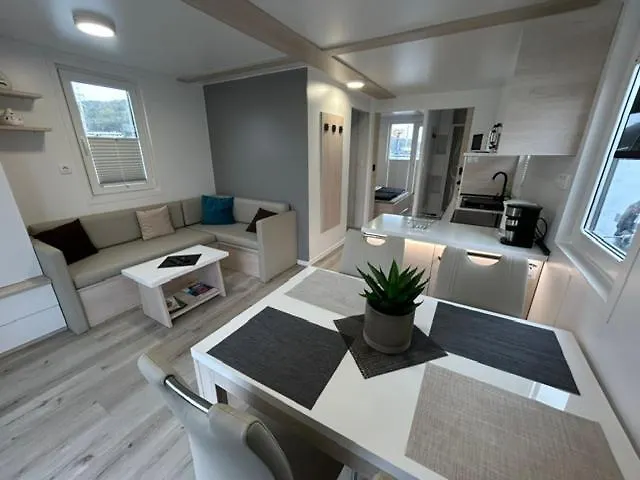 Floating House - Luxury Floating Sea Oasis 풀라