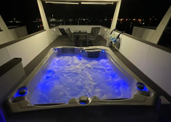 Floating House - Luxury Floating Sea Oasis 아파트 풀라