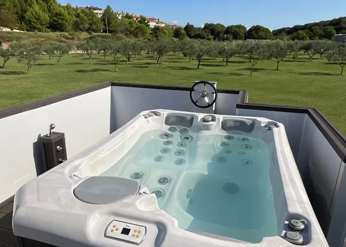 아파트 Floating House - Luxury Floating Sea Oasis 풀라