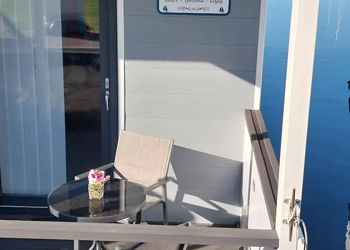 아파트 Floating House - Luxury Floating Sea Oasis 풀라