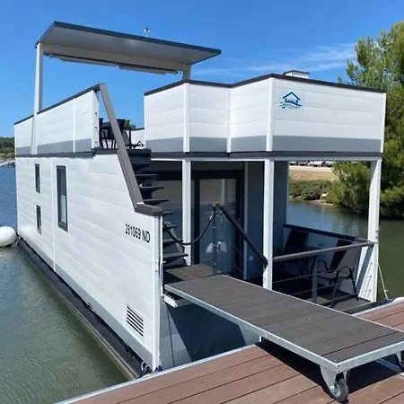 Floating House - Luxury Floating Sea Oasis Apartment Pula
