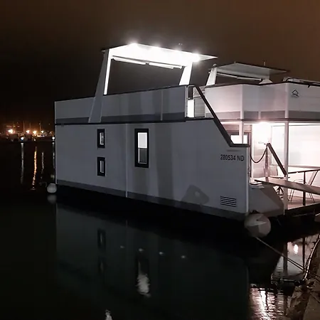 Floating House - Luxury Floating Sea Oasis Apartment Pula