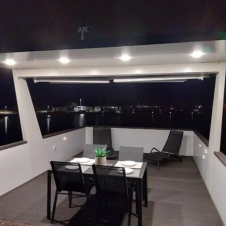 아파트 Floating House - Luxury Floating Sea Oasis 풀라