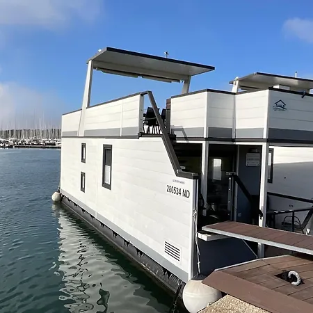 Floating House - Luxury Floating Sea Oasis Apartment Pula