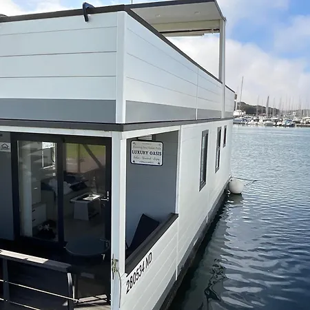 Apartment Floating House - Luxury Floating Sea Oasis *