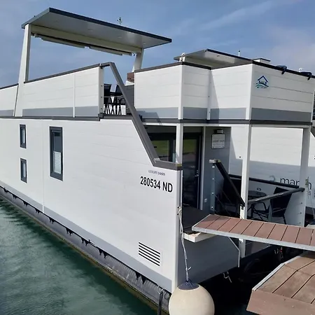 Apartment Floating House - Luxury Floating Sea Oasis *