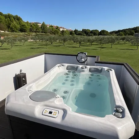 아파트 Floating House - Luxury Floating Sea Oasis 풀라