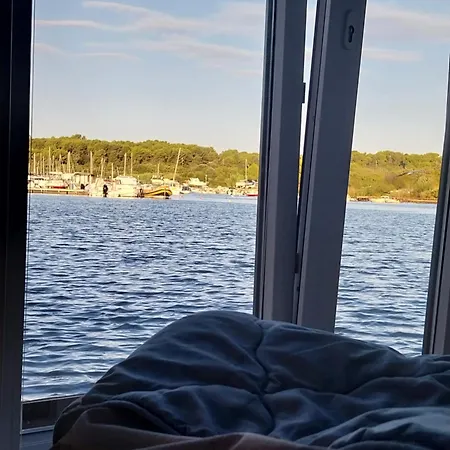 Floating House - Luxury Floating Sea Oasis Apartament Pula