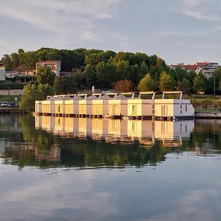 Floating House - Luxury Floating Sea Oasis 풀라