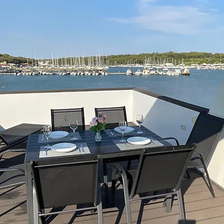 Floating House - Luxury Floating Sea Oasis 아파트 풀라
