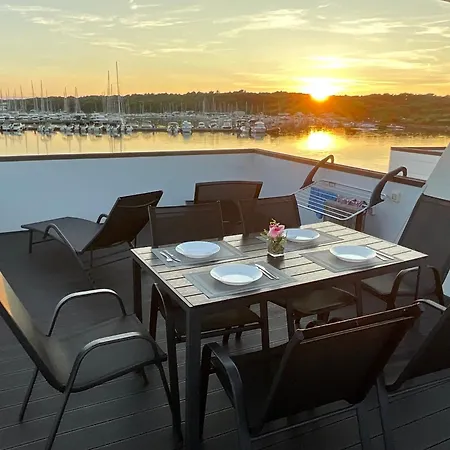 Floating House - Luxury Floating Sea Oasis Póla